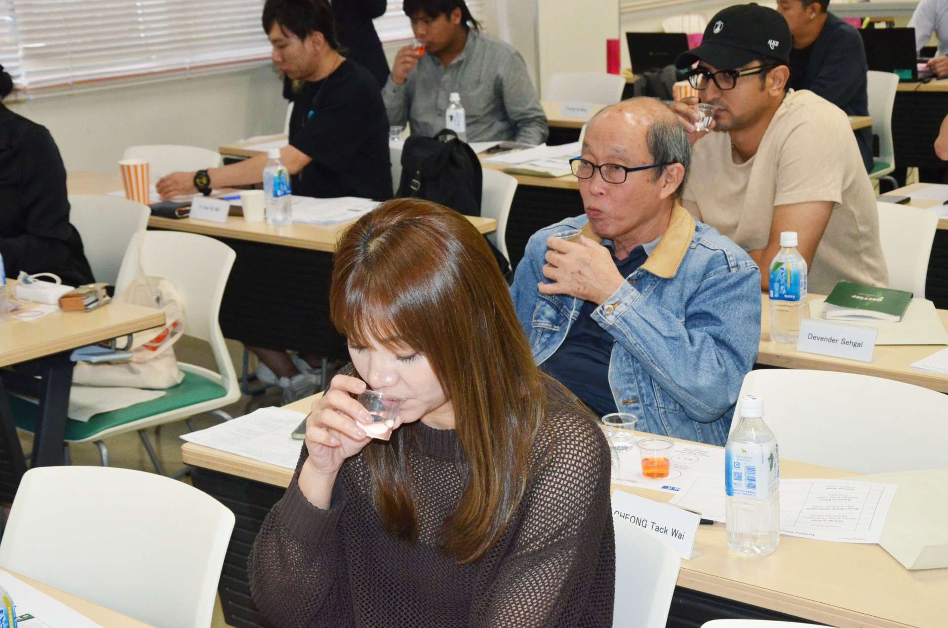 焼酎を試飲する参加者＝２８日、鹿児島市の鹿児島大学