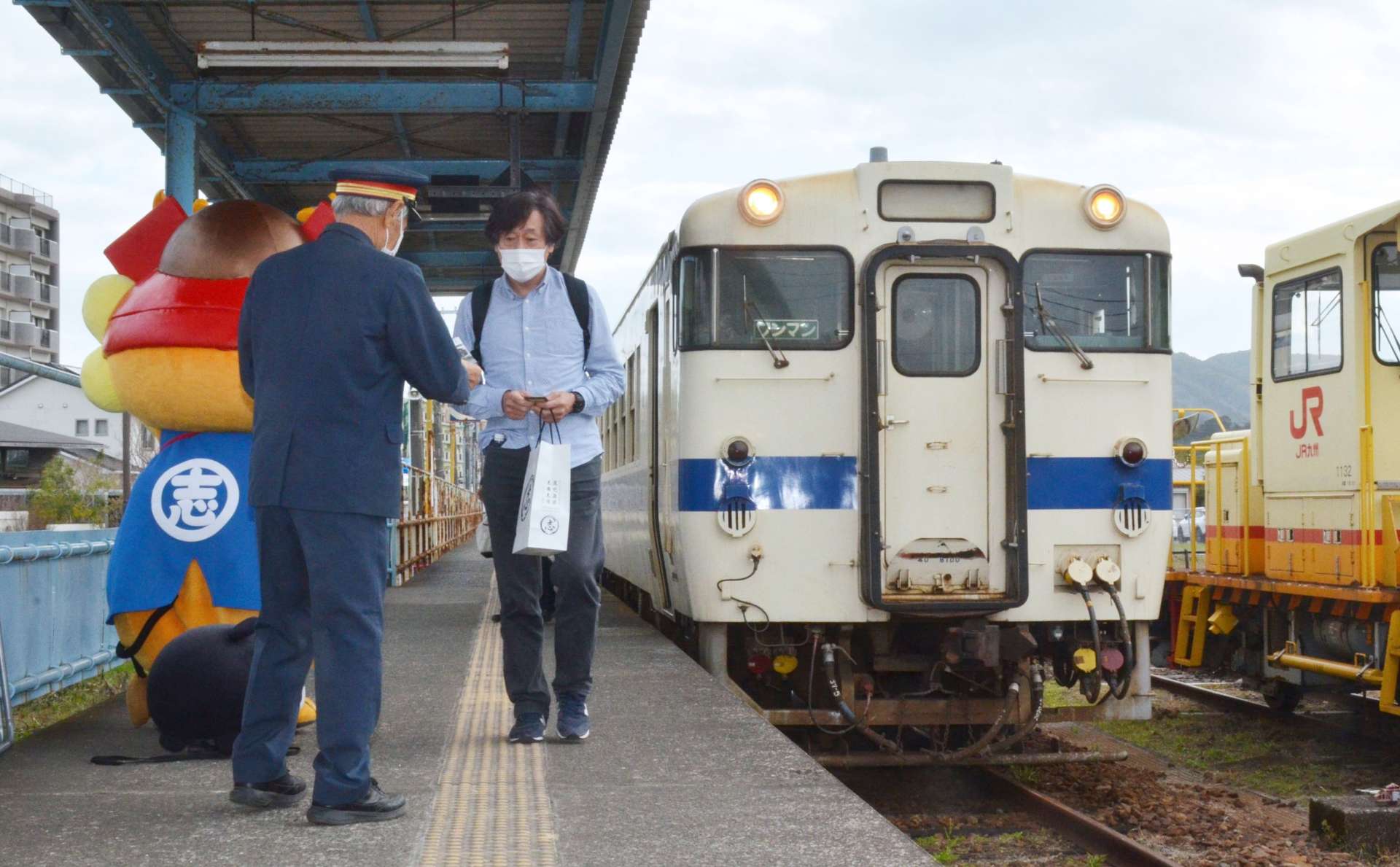 〈資料写真〉JR日南線の志布志駅に到着する列車＝志布志市志布志