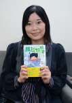 強迫性障害の体験をまとめたエッセー漫画を出版したつくしゆかさん＝１０月２２日、鹿児島市のラグーナ出版