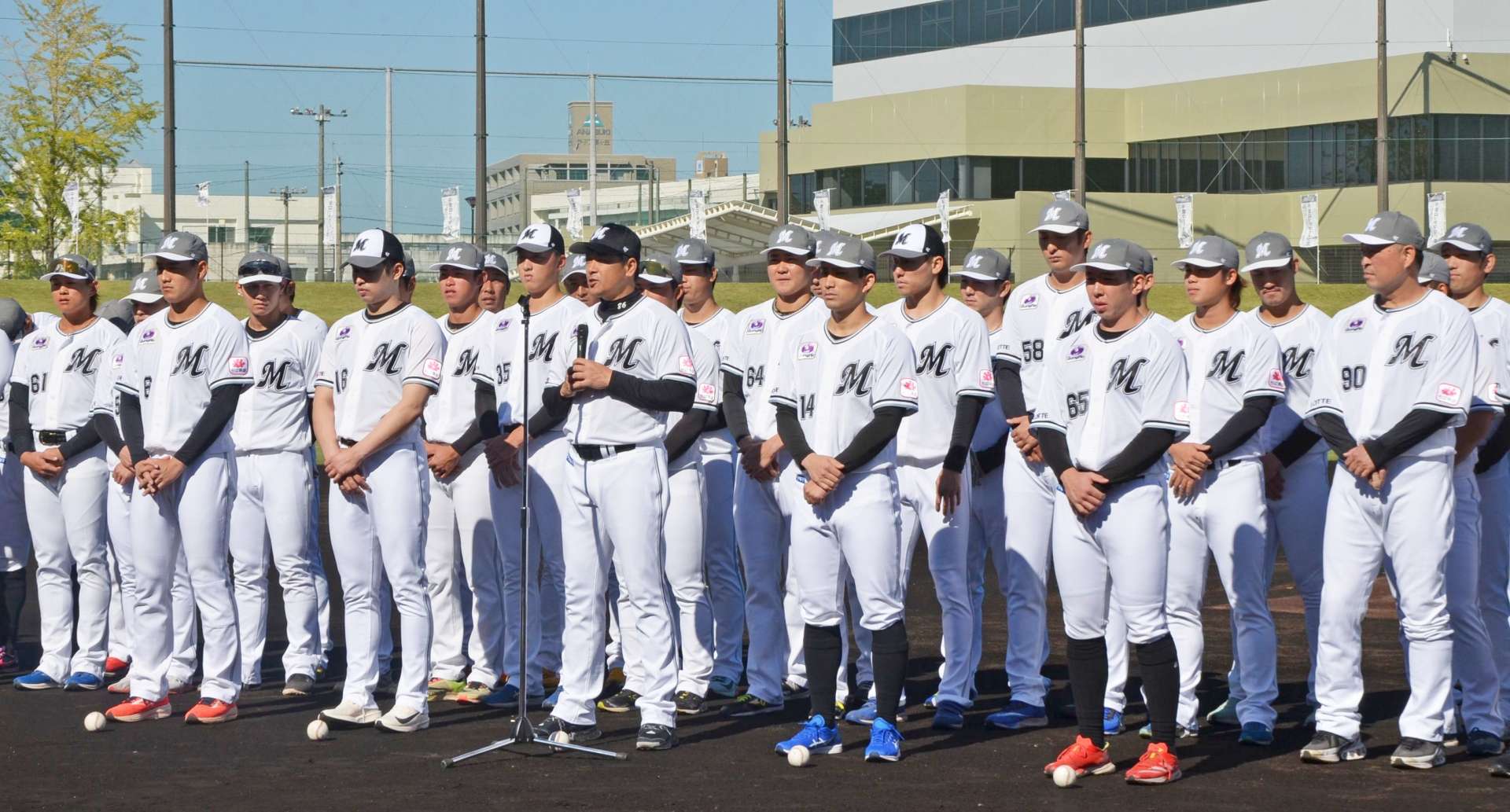 あいさつで最下位からの巻き返しを誓うサブロー監督（写真中央）＝２９日、都城運動公園野球場