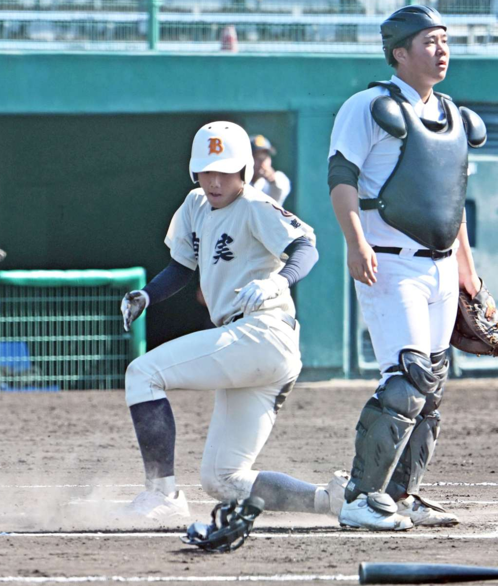 ７回表鹿実１死二、三塁、中村の内野安打で川畑が生還＝ひなたひむかスタジアム