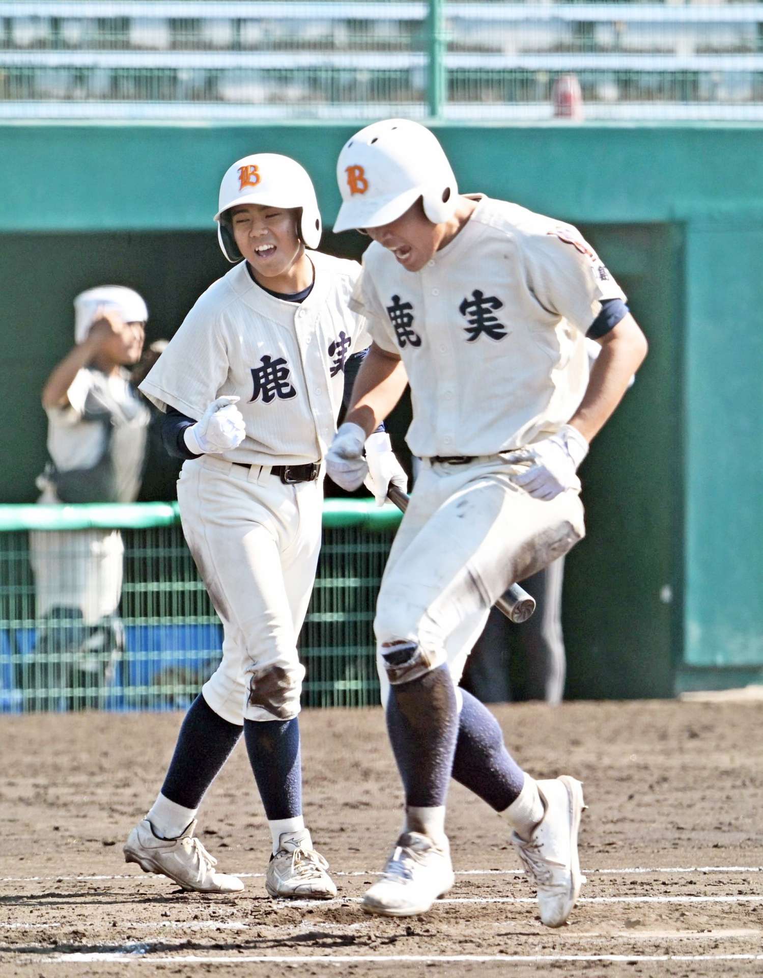 ７回表１死一、三塁、相手投手の暴投で三走福元がかえり３点目＝宮崎市のひなたひむかスタジアム