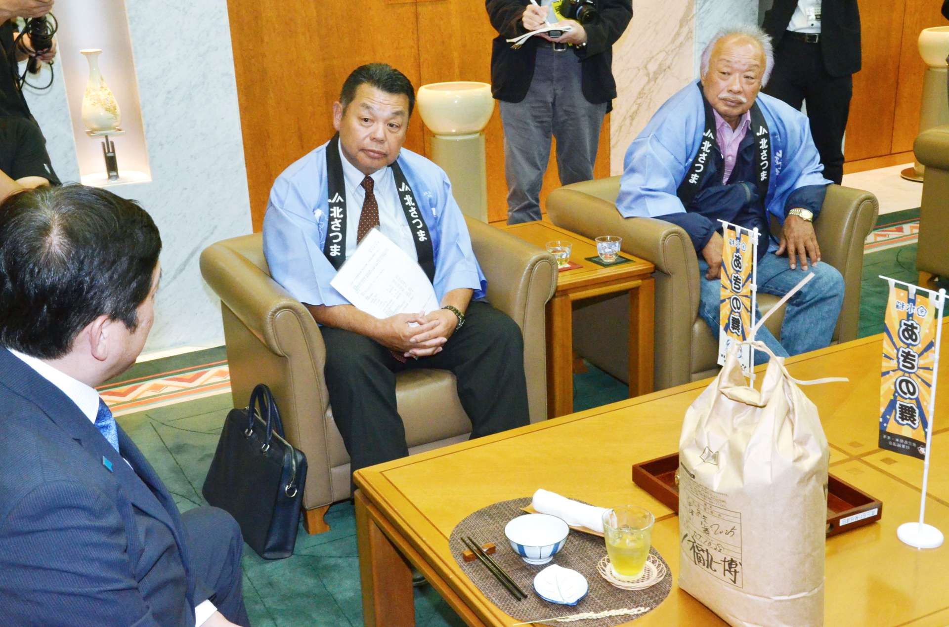 「あきの舞」の生産状況などを説明するＪＡ北さつまの木原武彦参事（中央）＝２９日、県庁