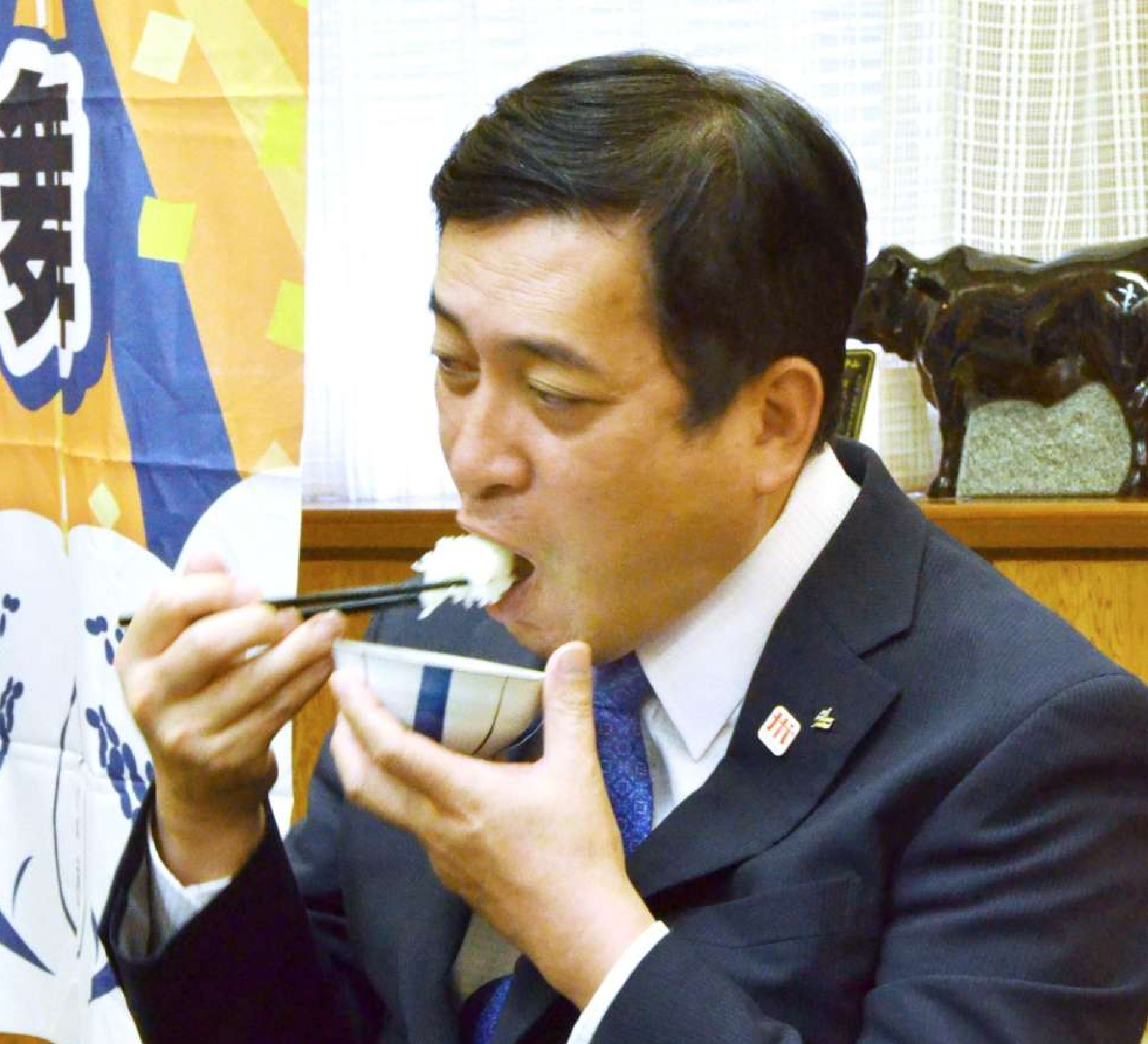 今年から本格栽培が始まった「あきの舞」を味わう塩田康一知事＝２９日、県庁