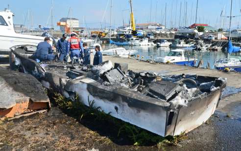 〈別カット〉全焼した小型船＝２９日午前１１時３０分ごろ、鹿児島市七ツ島１丁目
