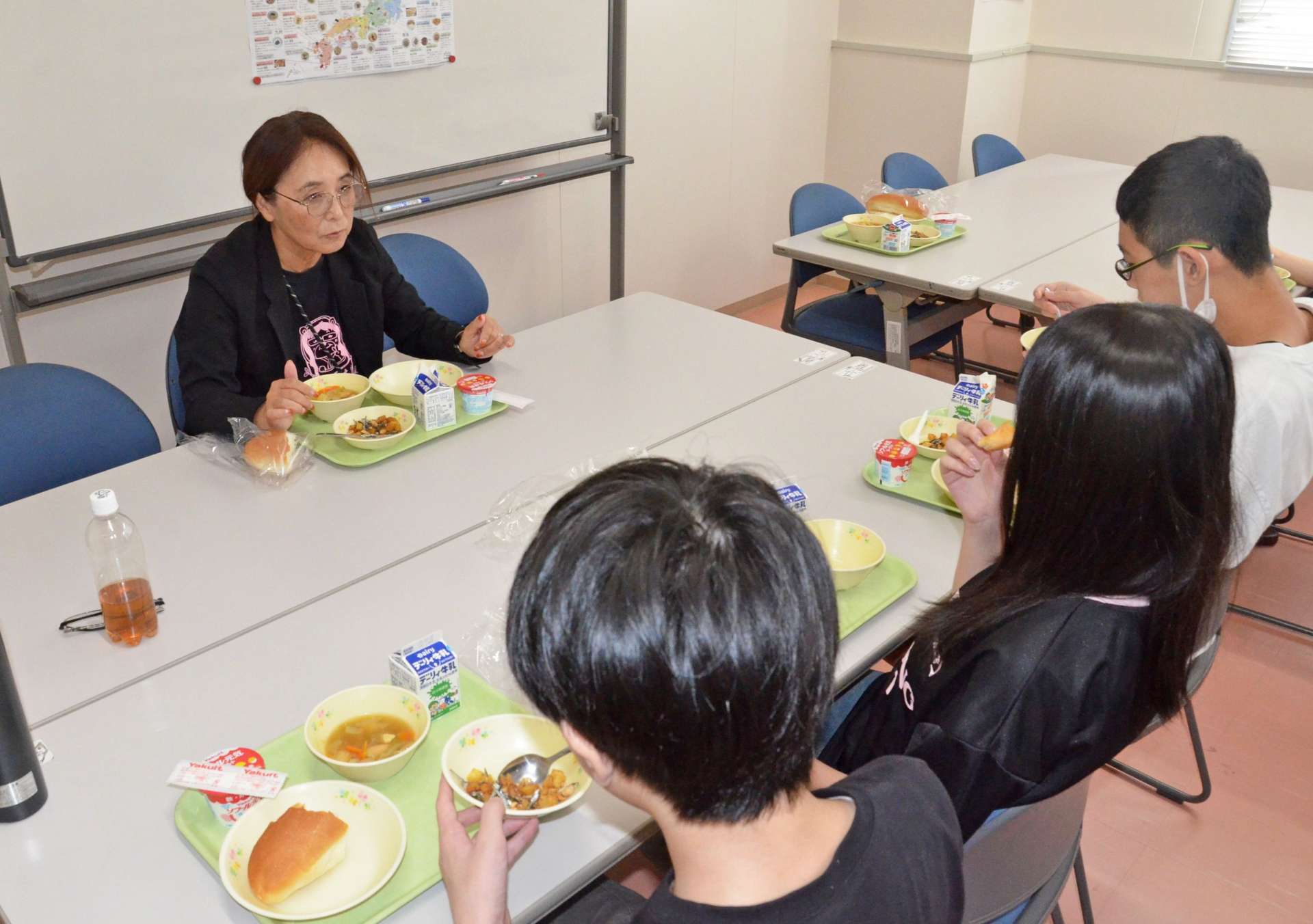 来春開校する「学びの多様化学校」の体験通所で、久しぶりに給食を食べる不登校の生徒たち＝１０日、志布志市学校給食センター