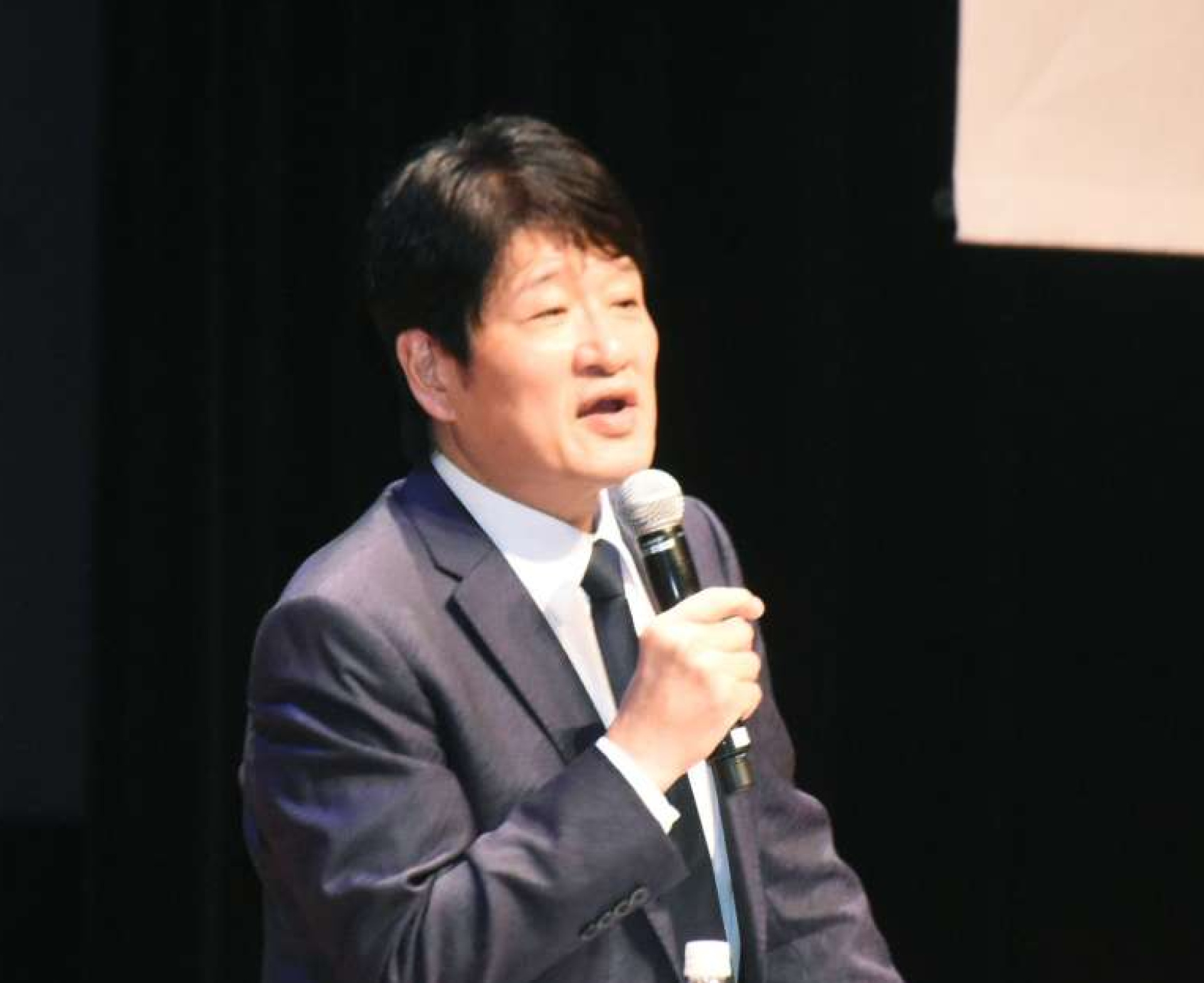 講演する林修さん＝垂水市文化会館