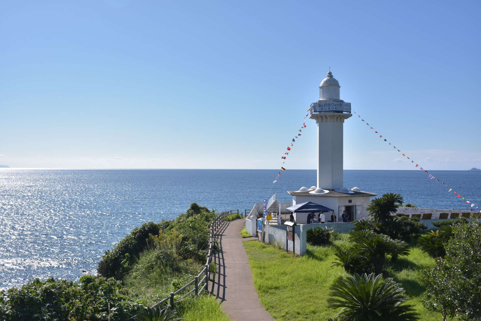 年に１度の公開でにぎわう長崎鼻灯台＝長島町城川内