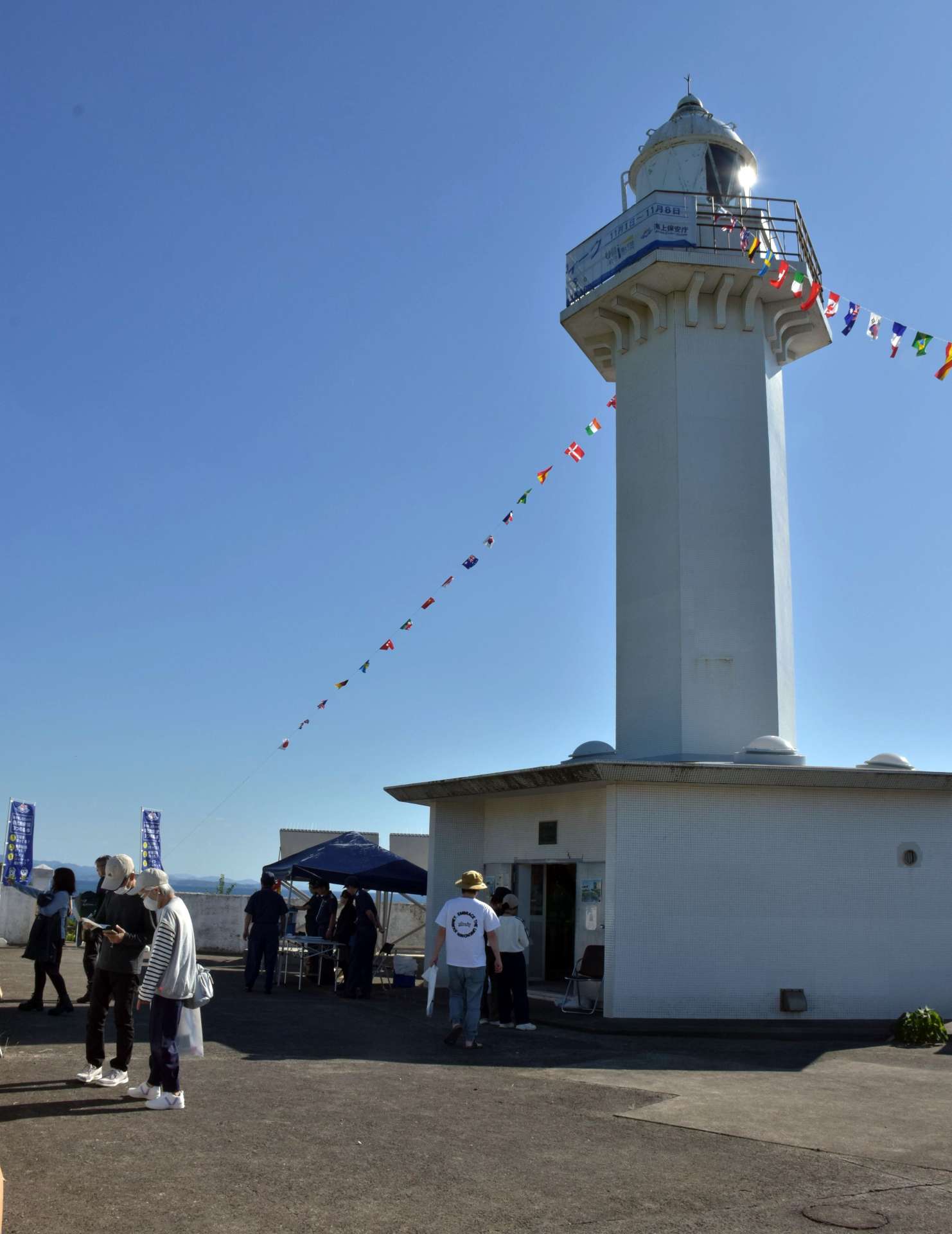 年に１度の公開でにぎわう長崎鼻灯台＝長島町城川内