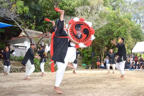 躍動感ある踊りを披露する演者＝２９日、瀬戸内町諸鈍の大屯神社