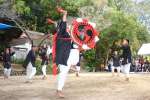 躍動感ある踊りを披露する演者＝２９日、瀬戸内町諸鈍の大屯神社
