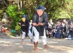紙の面をつけて踊る演者＝２９日、瀬戸内町諸鈍の大屯神社