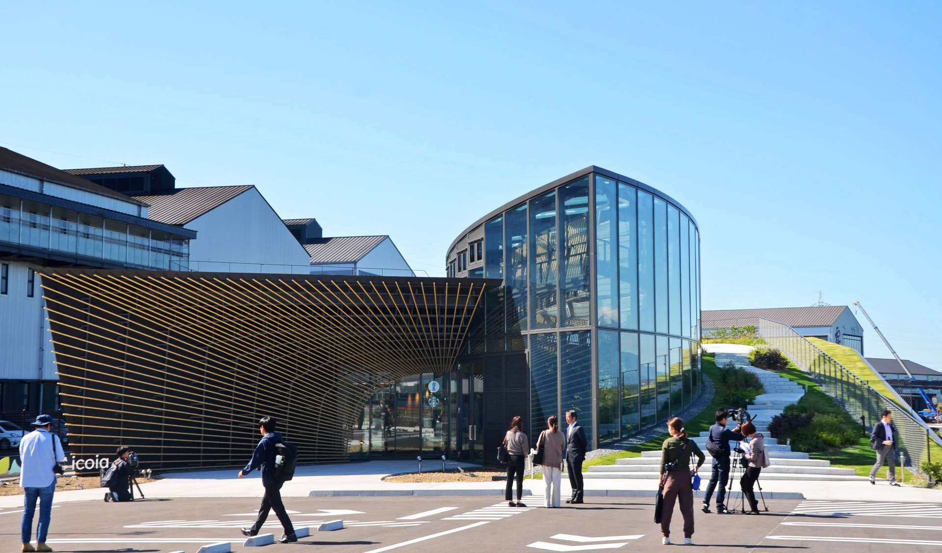 隈研吾氏が設計を手掛けた「ＫＩＲＩＳＨＩＭＡ　ＧＲＥＥＮＳＨＩＰ　ｉｃｏｉａ」＝２９日、都城市上川東４丁目