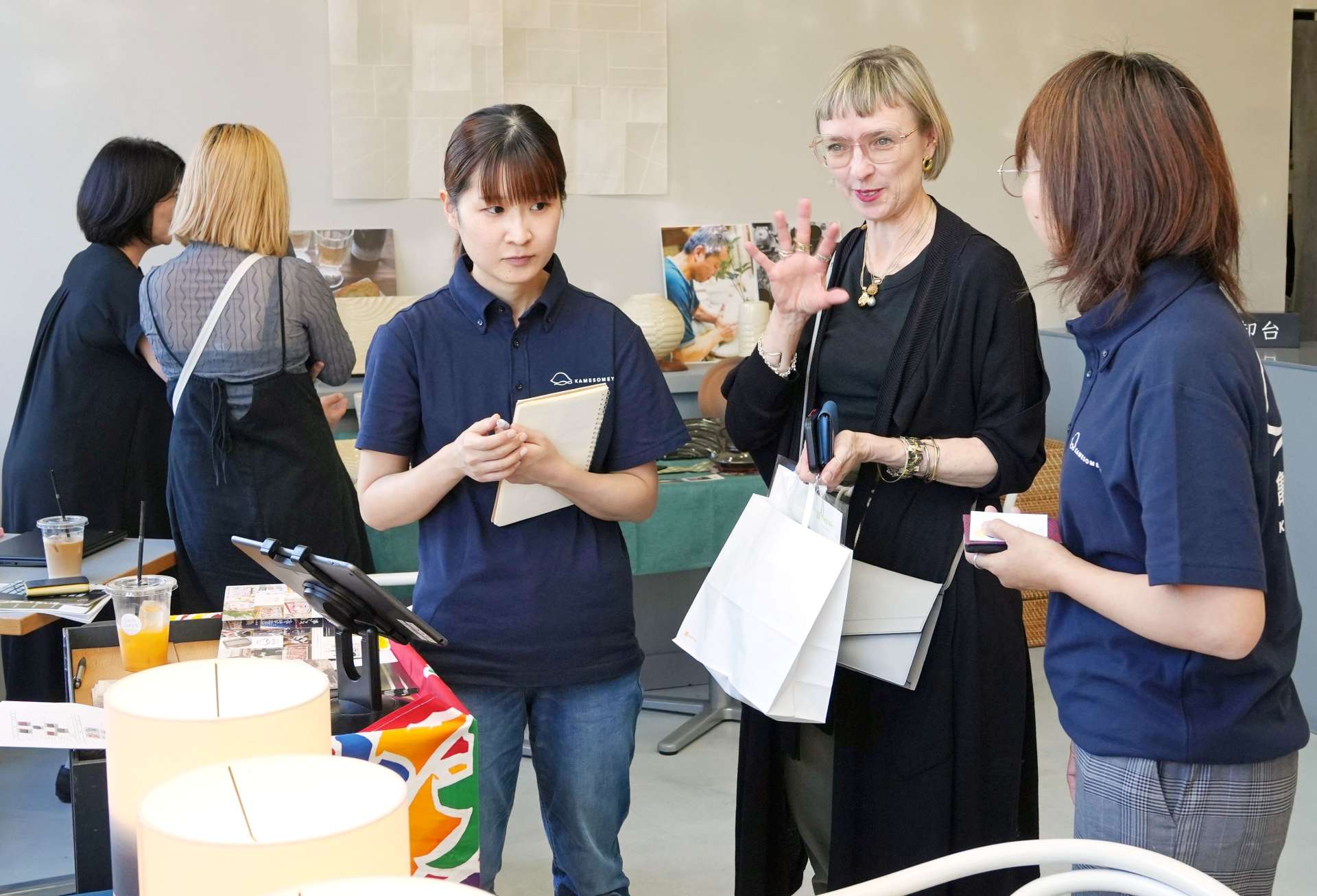 海外バイヤーに商品の説明をする出展者＝２９日、鹿児島市の黎明館