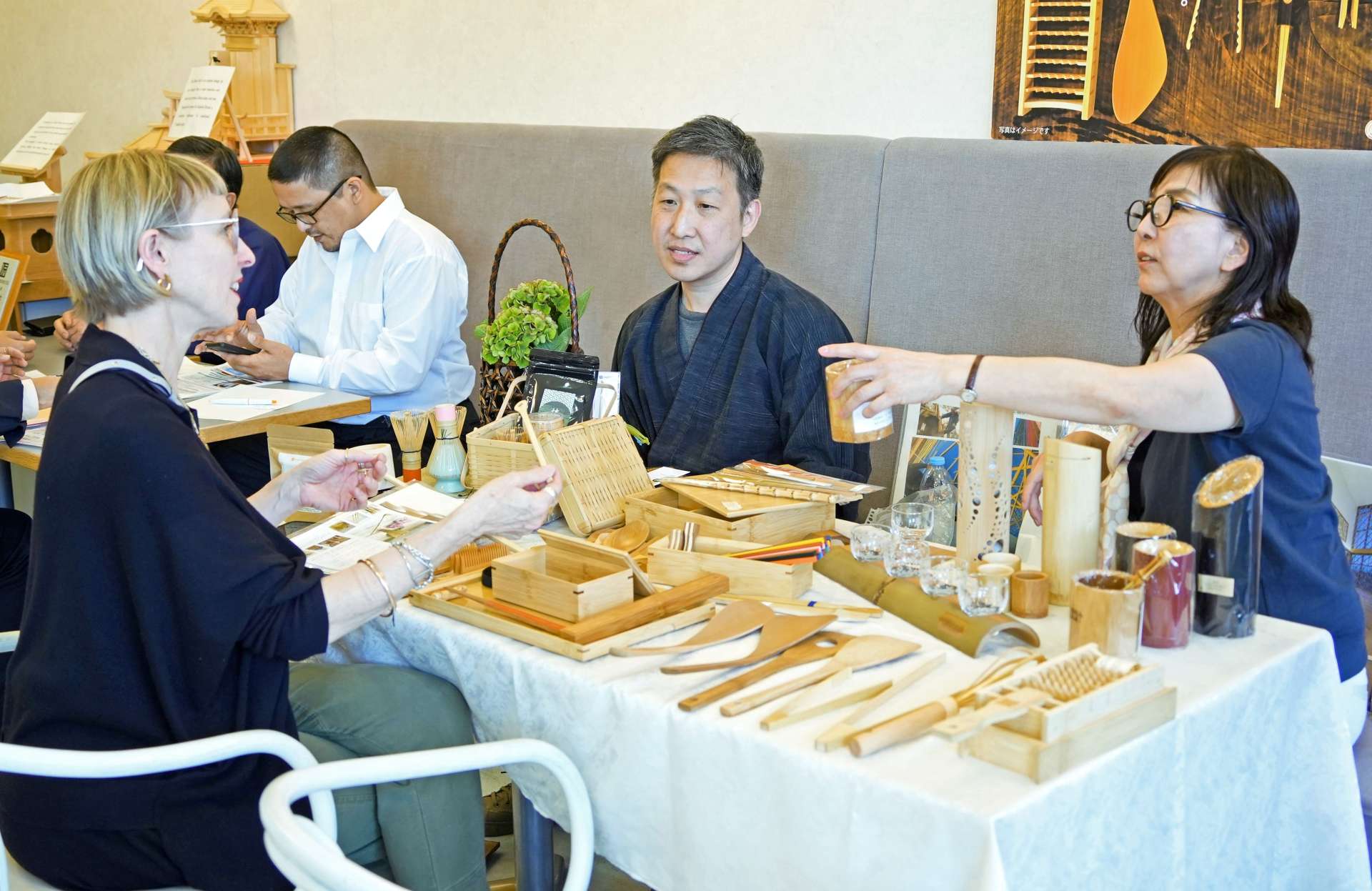 海外バイヤーに商品の説明をする出展者＝２９日、鹿児島市の黎明館