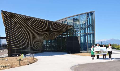 【別カット】隈研吾氏が設計を手掛けた「ＫＩＲＩＳＨＩＭＡ　ＧＲＥＥＮＳＨＩＰ　ｉｃｏｉａ」＝２９日、都城市上川東４丁目