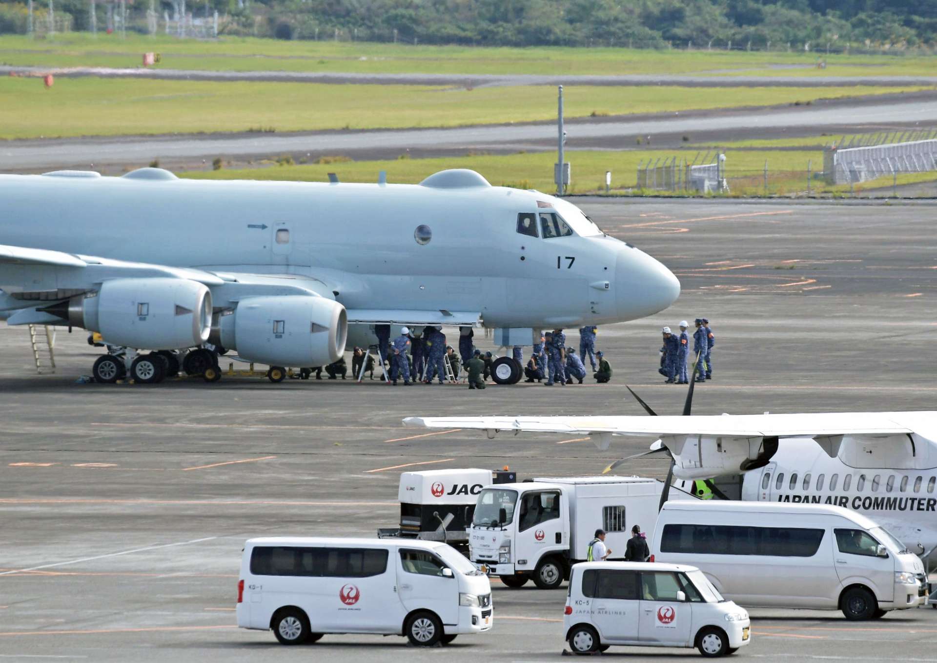 鹿児島空港でＰ１哨戒機に弾薬を搭載する訓練をする隊員ら＝３０日午後１時ごろ、霧島市