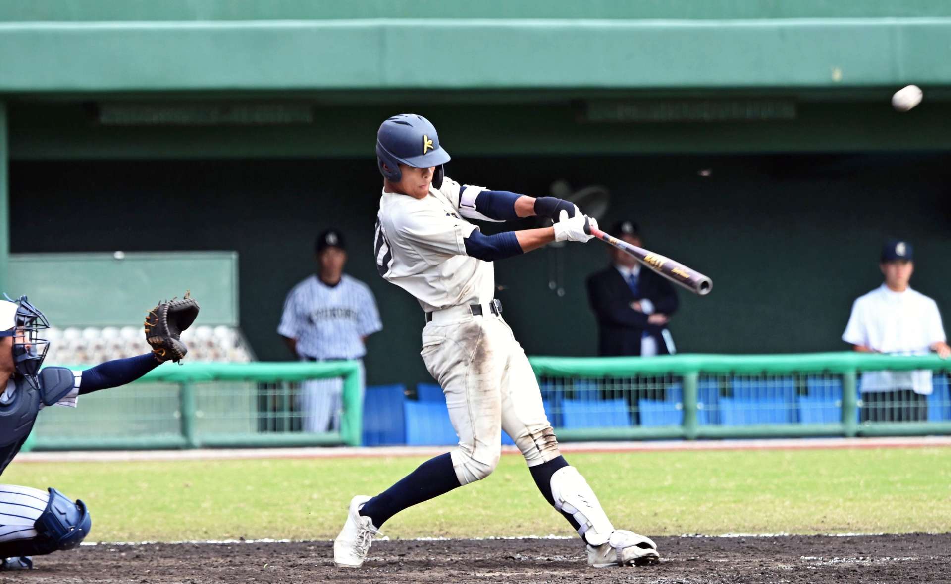 ４回裏神村１死、川本が左中間に本塁打を放つ＝ひなたサンマリンスタジアム