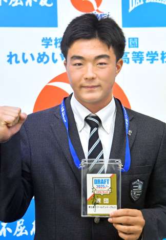 〈関連〉三木肇監督がドラフト会議で使った入場証を手に、引き締まった表情を見せるれいめい高の伊藤大晟投手＝同校