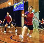 女子団体決勝で逆転勝ちした育英館の牛ノ浜（右）・前田組＝実総アリーナ