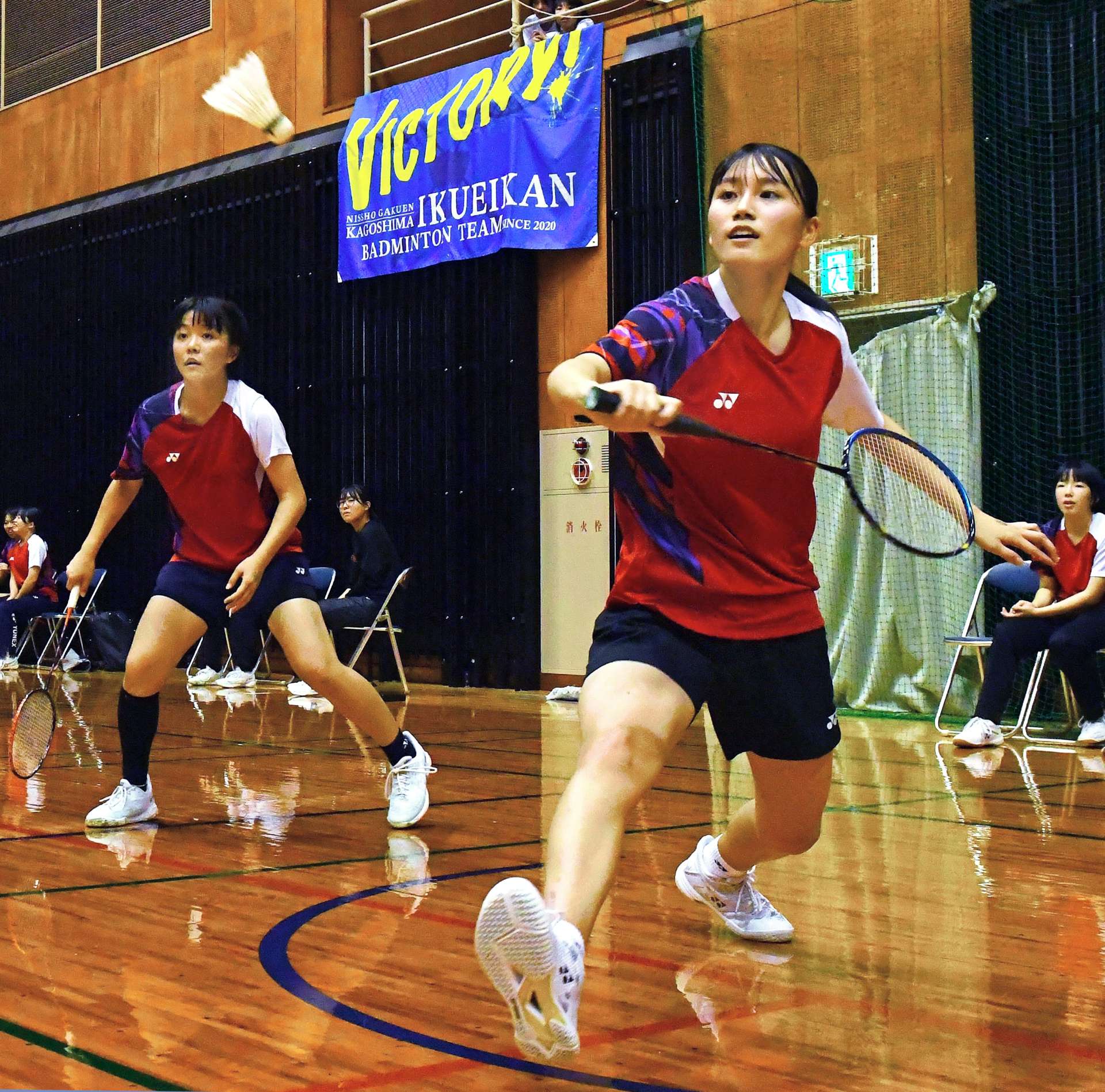 女子団体決勝で逆転勝ちした育英館の牛ノ浜（右）・前田組＝実総アリーナ