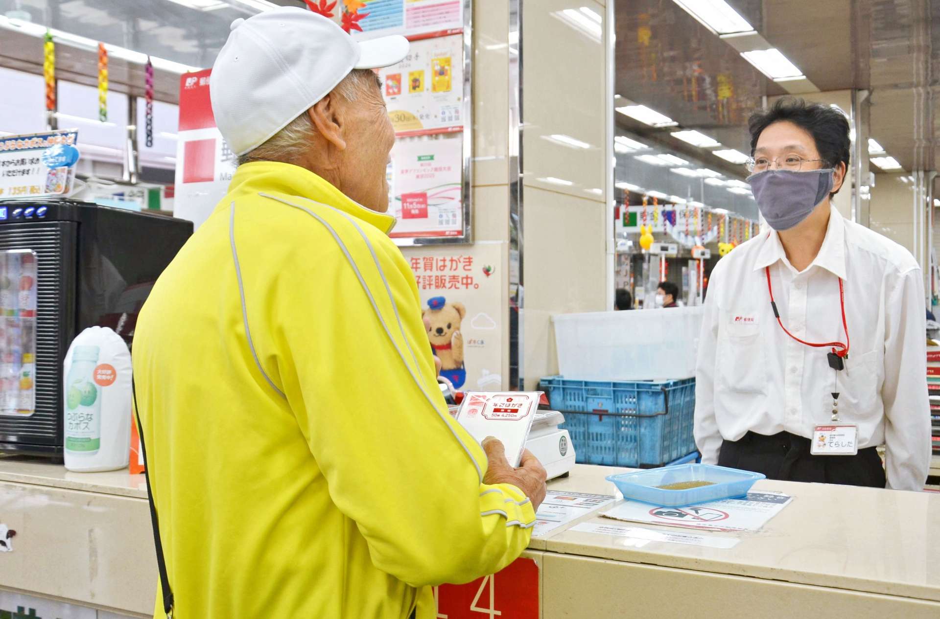 ２０２６年の年賀状を購入する客＝３０日午前９時すぎ、鹿児島市の鹿児島中央郵便局