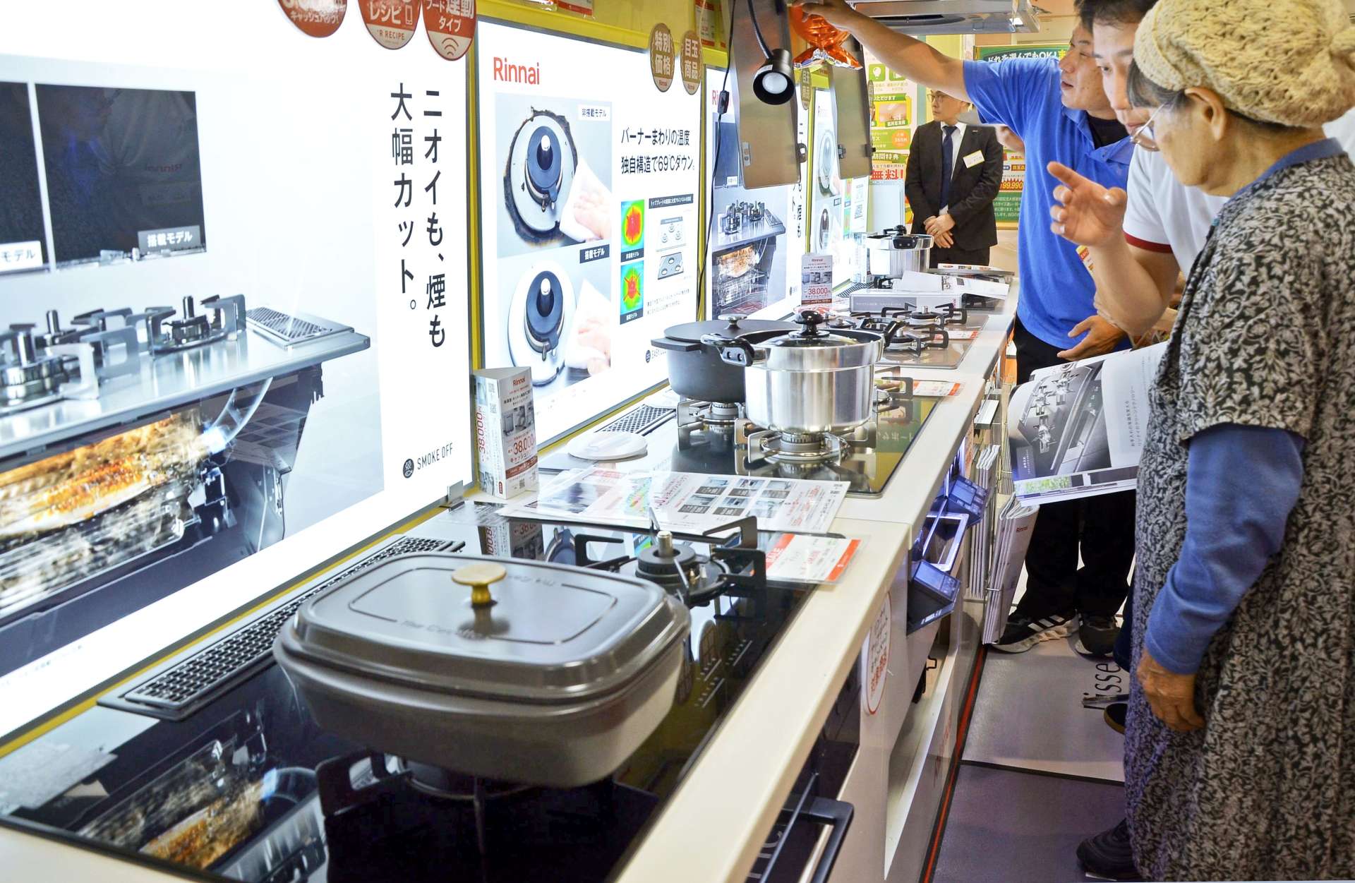 ガス機器を吟味する来場客＝３０日、鹿児島市の山形屋