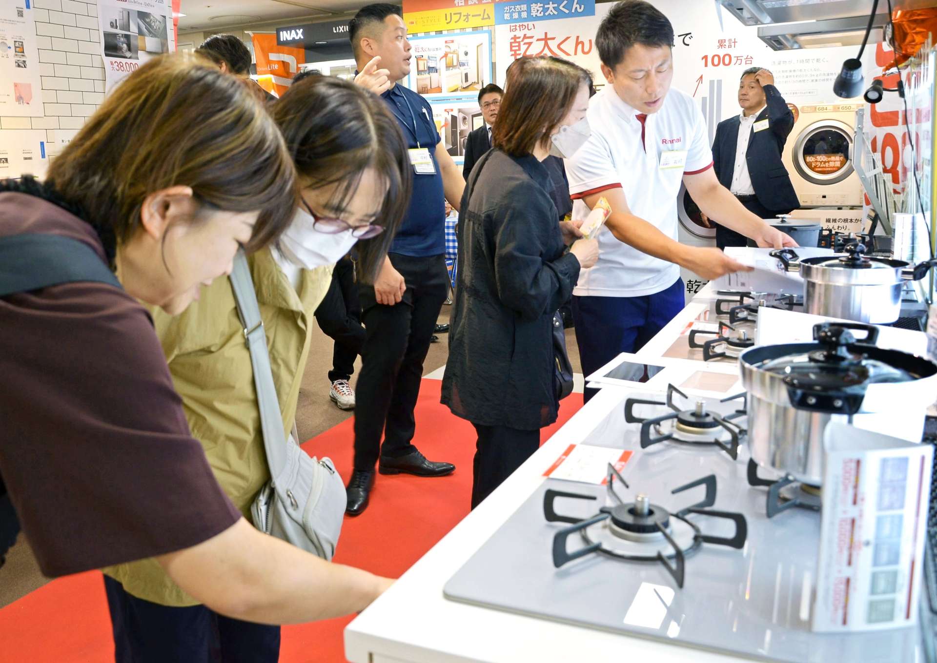 最新のガス機器を求める客ら＝３０日、鹿児島市の山形屋