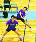 男子団体決勝、第２ダブルスを制し優勝に貢献した鹿商の住吉（奧）・宮野組＝南栄リース桜島アリーナ