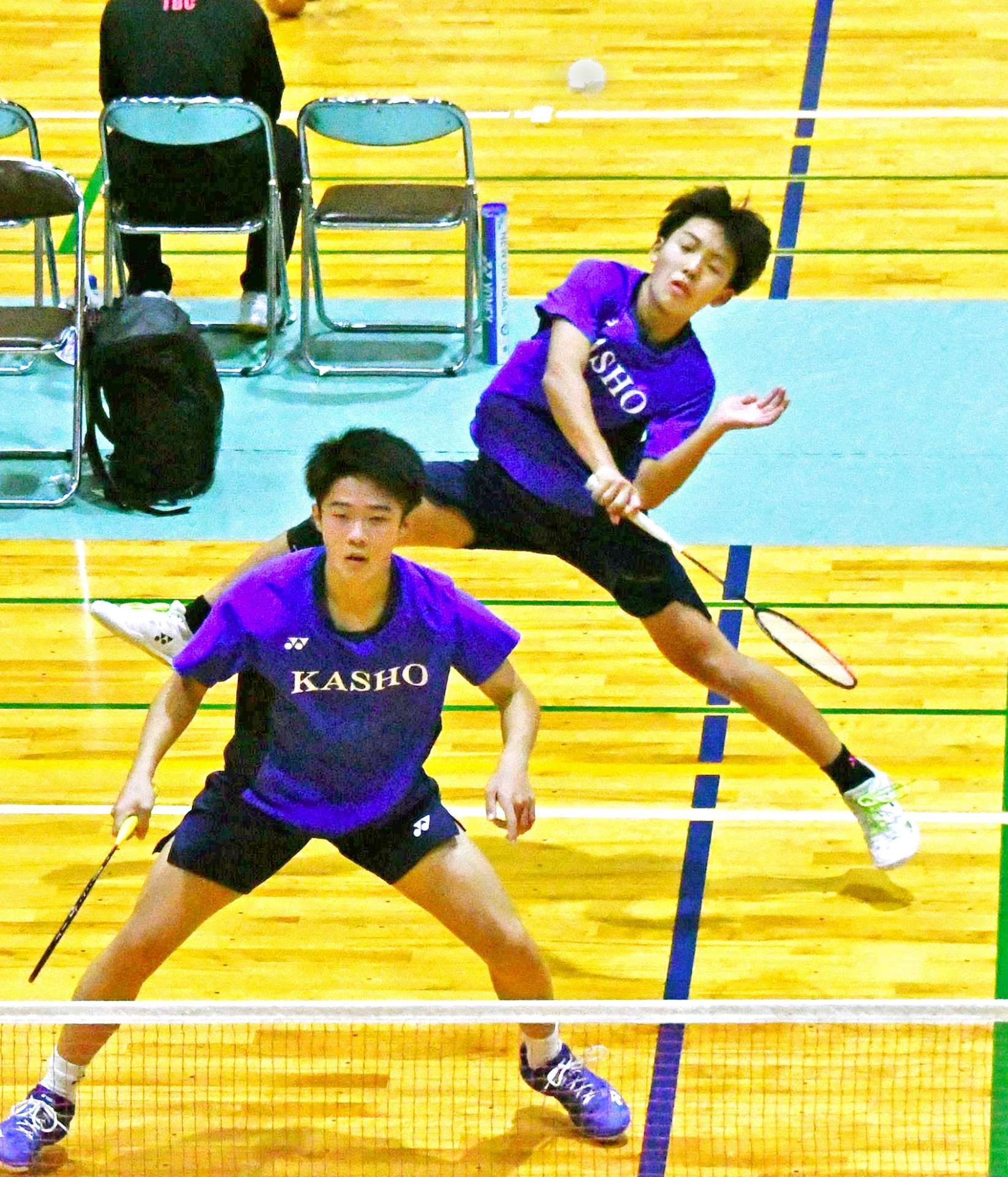 男子団体決勝、第２ダブルスを制し優勝に貢献した鹿商の住吉（奧）・宮野組＝南栄リース桜島アリーナ