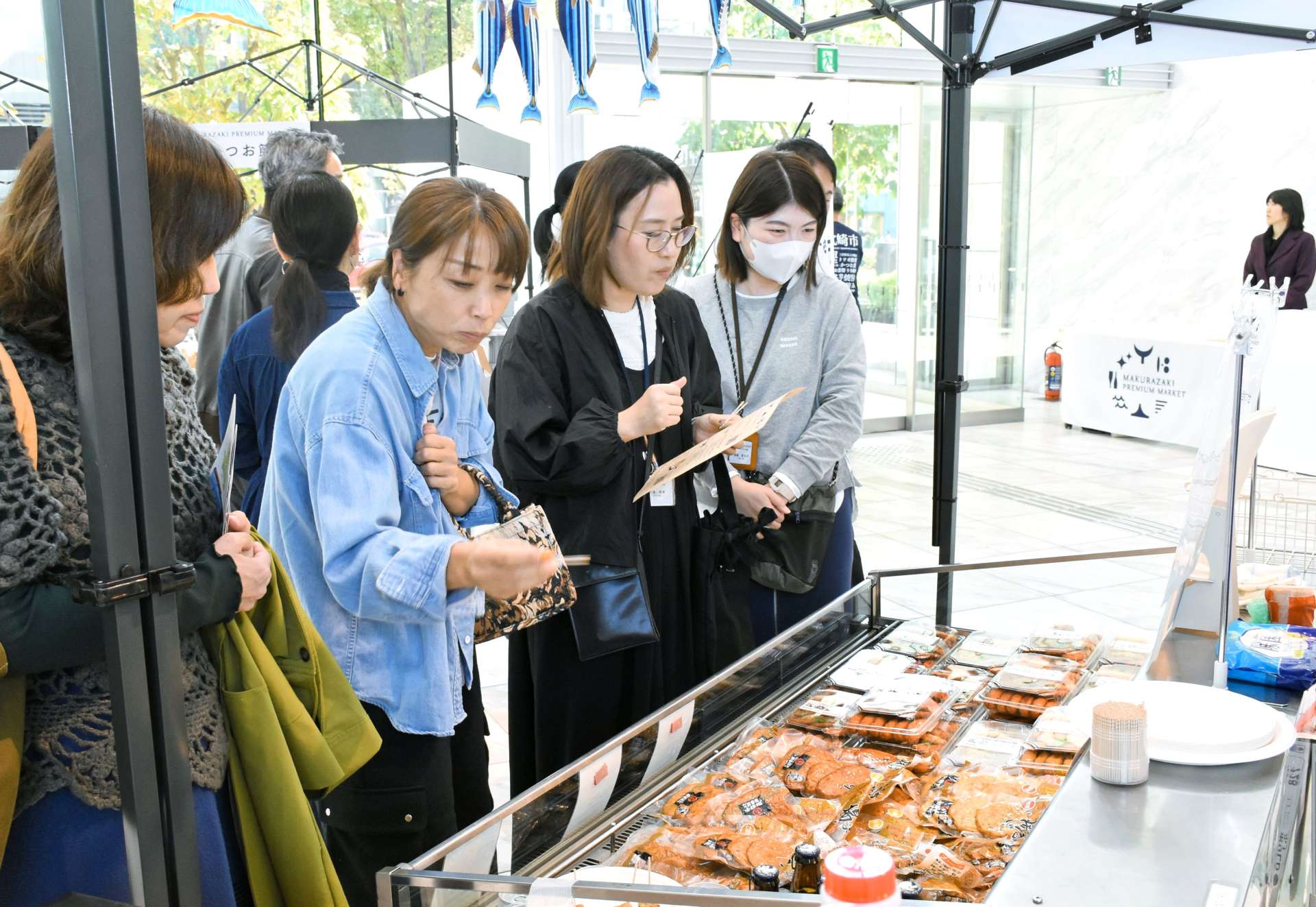 さつま揚げを試食する来場者＝３０日、東京・港区北青山