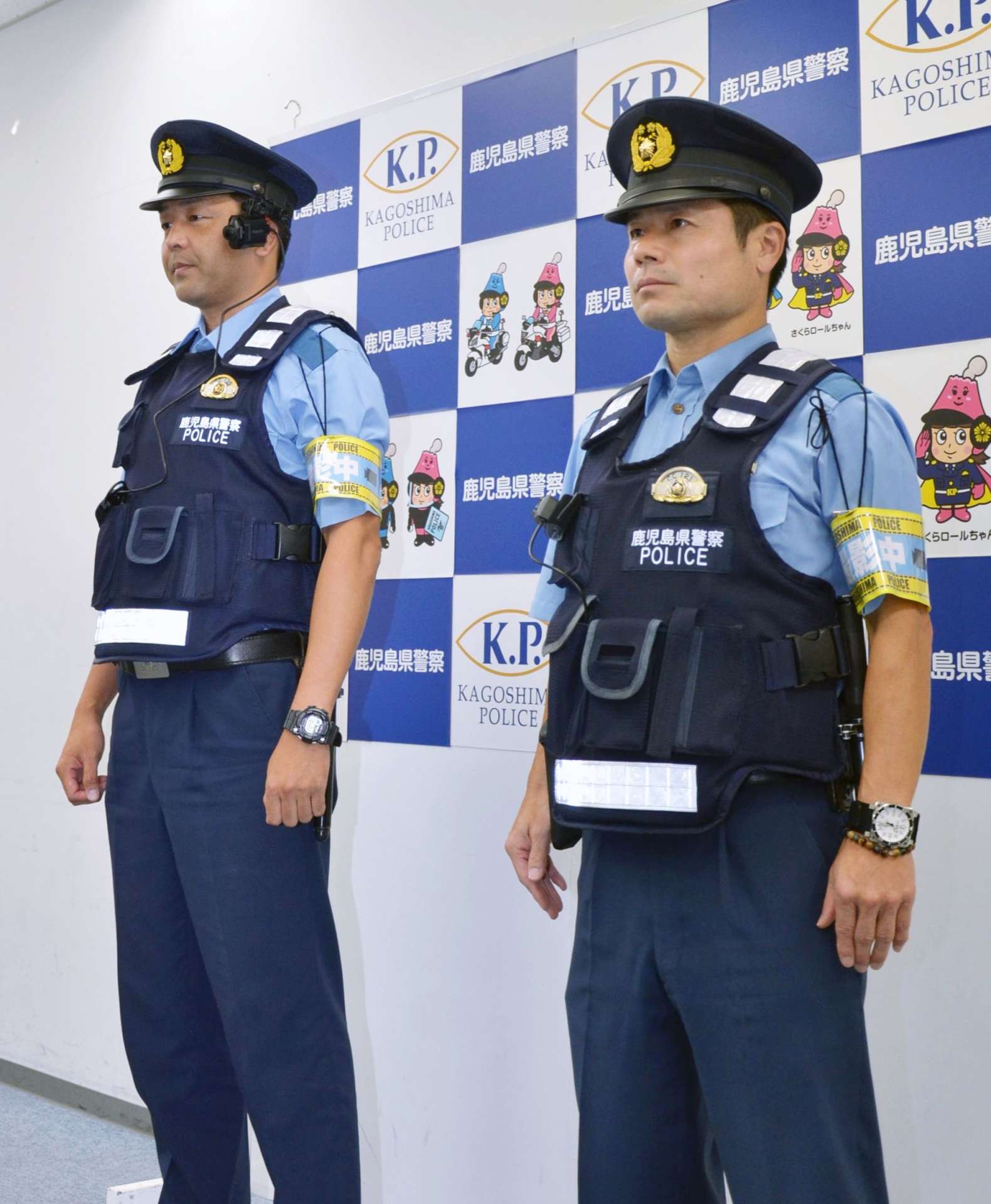 おはら祭りで試験運用するウエラブルカメラ＝２３日、鹿児島県警