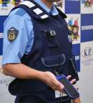 〈アップ写真〉おはら祭りで試験運用するウエラブルカメラ＝２３日、鹿児島県警
