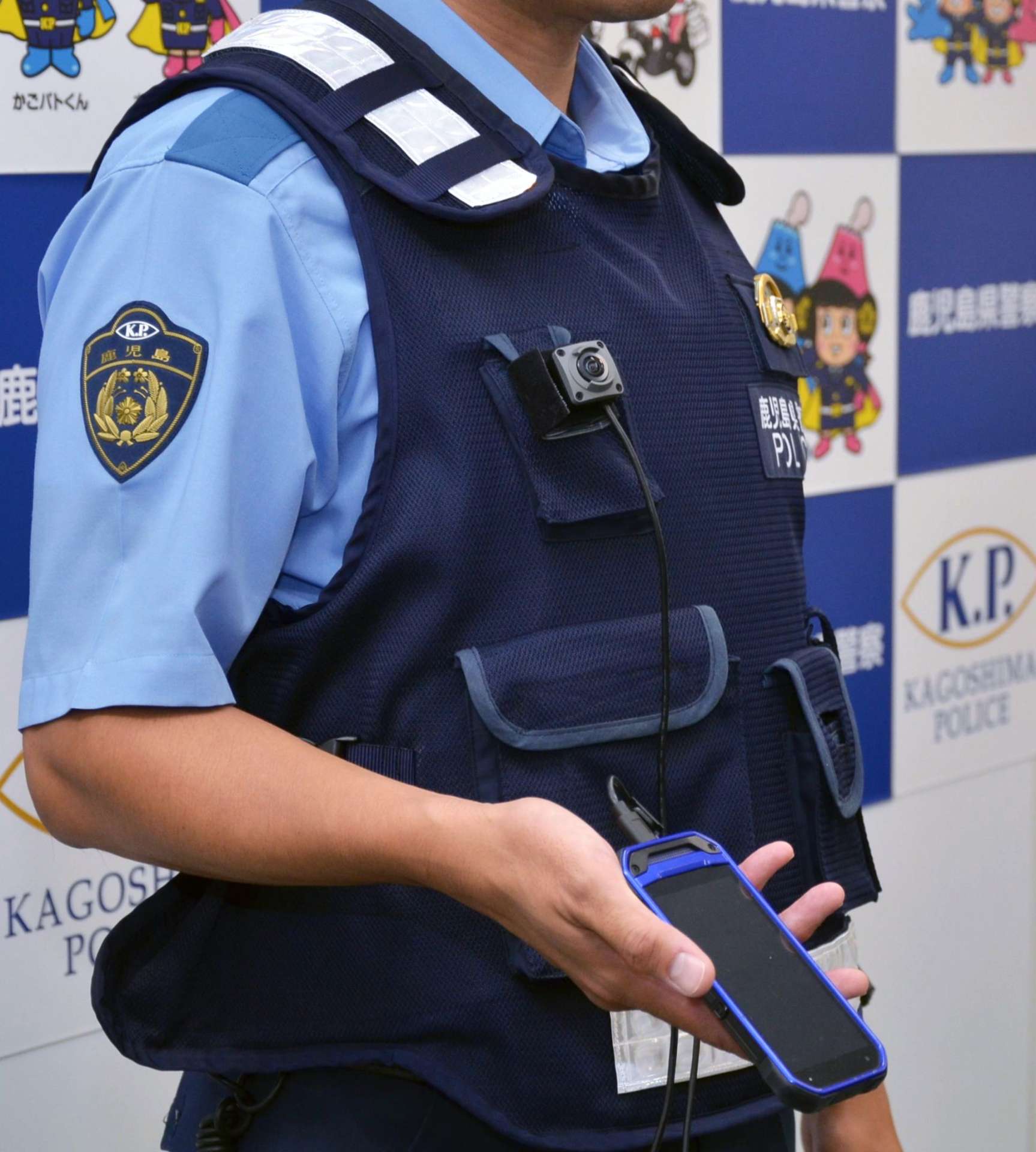 〈アップ写真〉おはら祭りで試験運用するウエラブルカメラ＝２３日、鹿児島県警