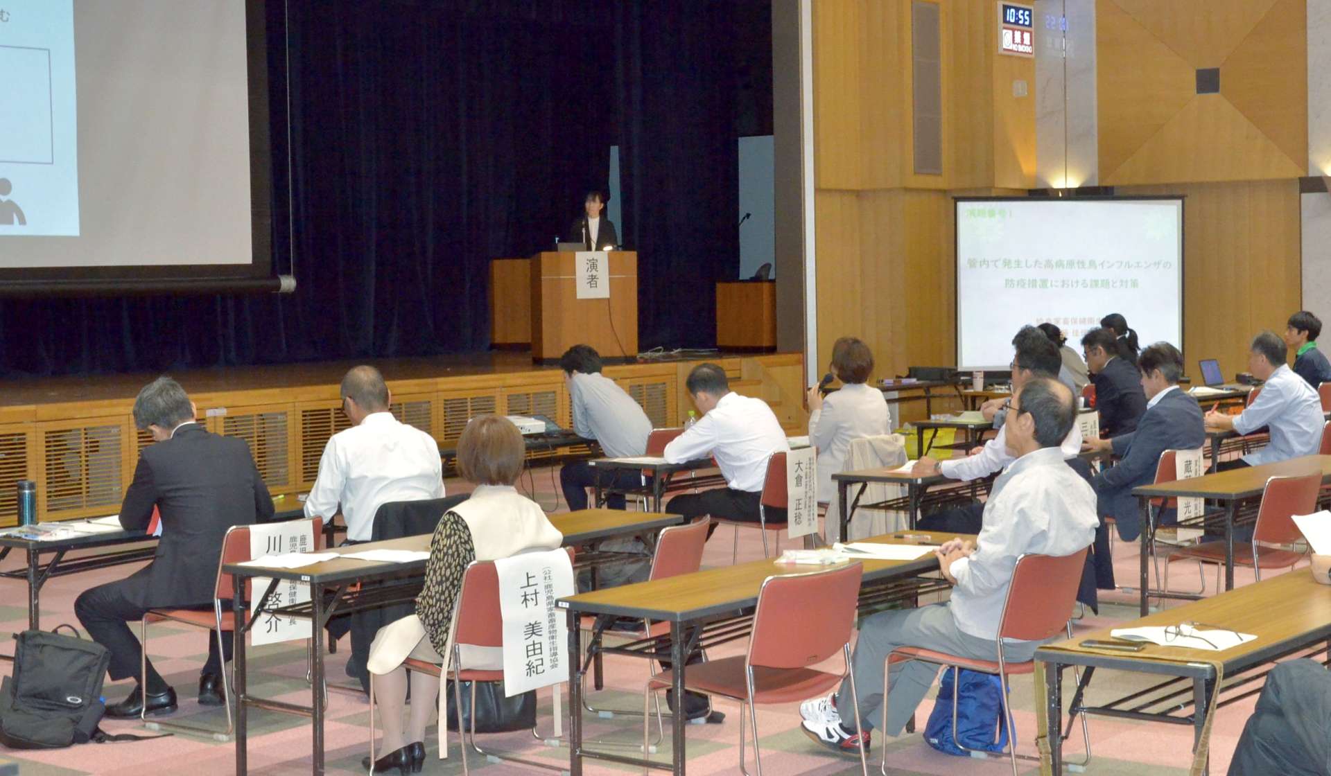 家畜保健衛生所の獣医師による日常業務に関連した調査研究の発表会＝３０日、鹿児島県庁