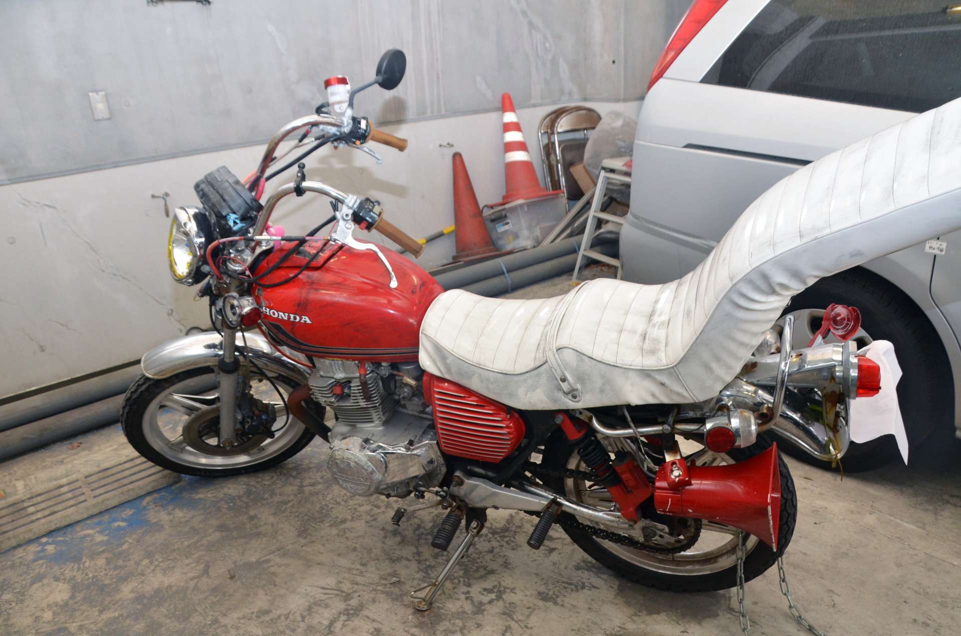 男子高校生と会社員が乗っていたオートバイ＝３１日午後１時４０分ごろ、鹿児島中央署