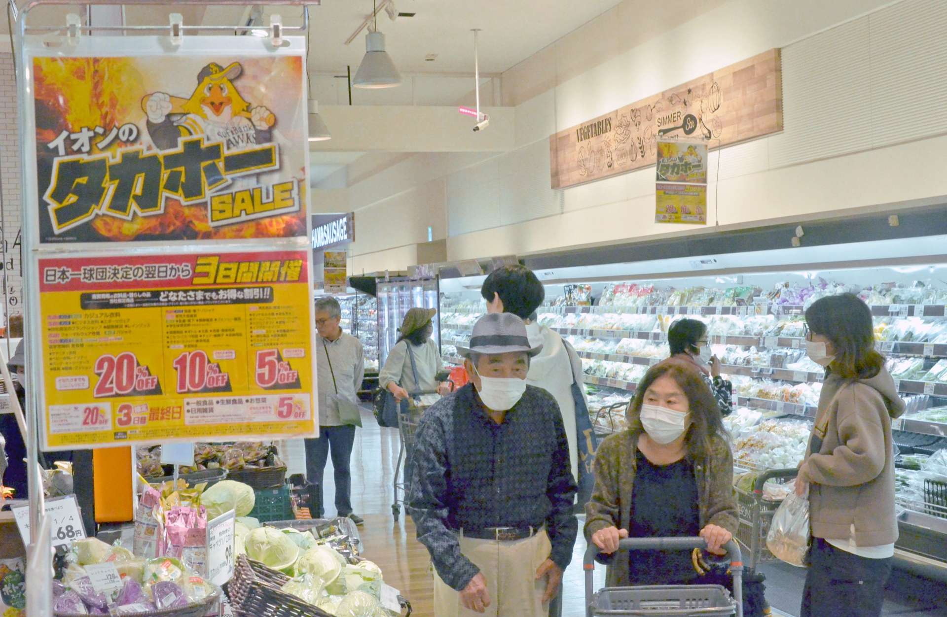 福岡ソフトバンクホークスの日本一を祝うセールでにぎわう店内＝３１日、鹿児島市のイオン鹿児島店