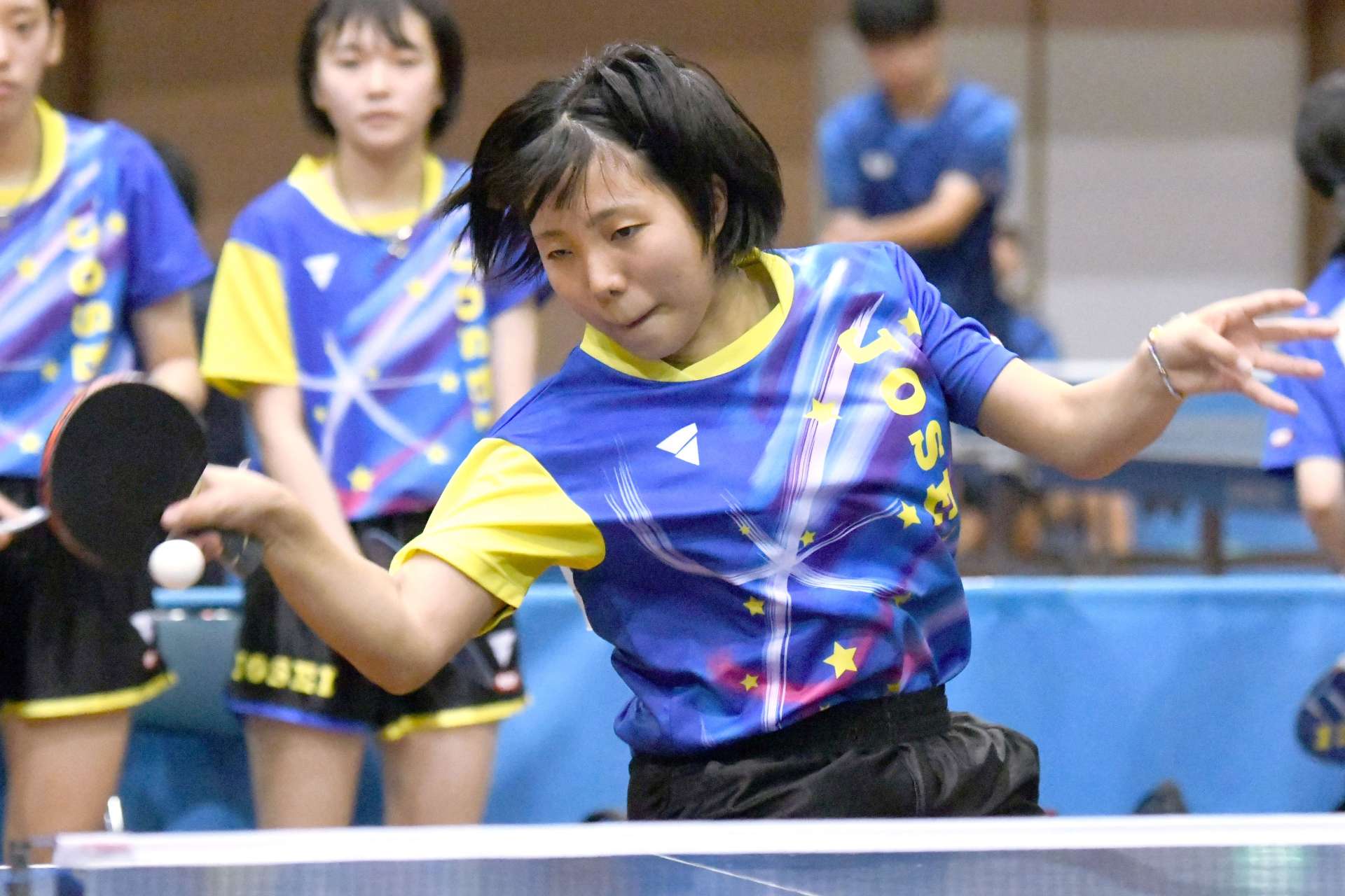 女子団体決勝リーグ、シングルスでスマッシュを放つ鹿城西の黒木＝県体育館