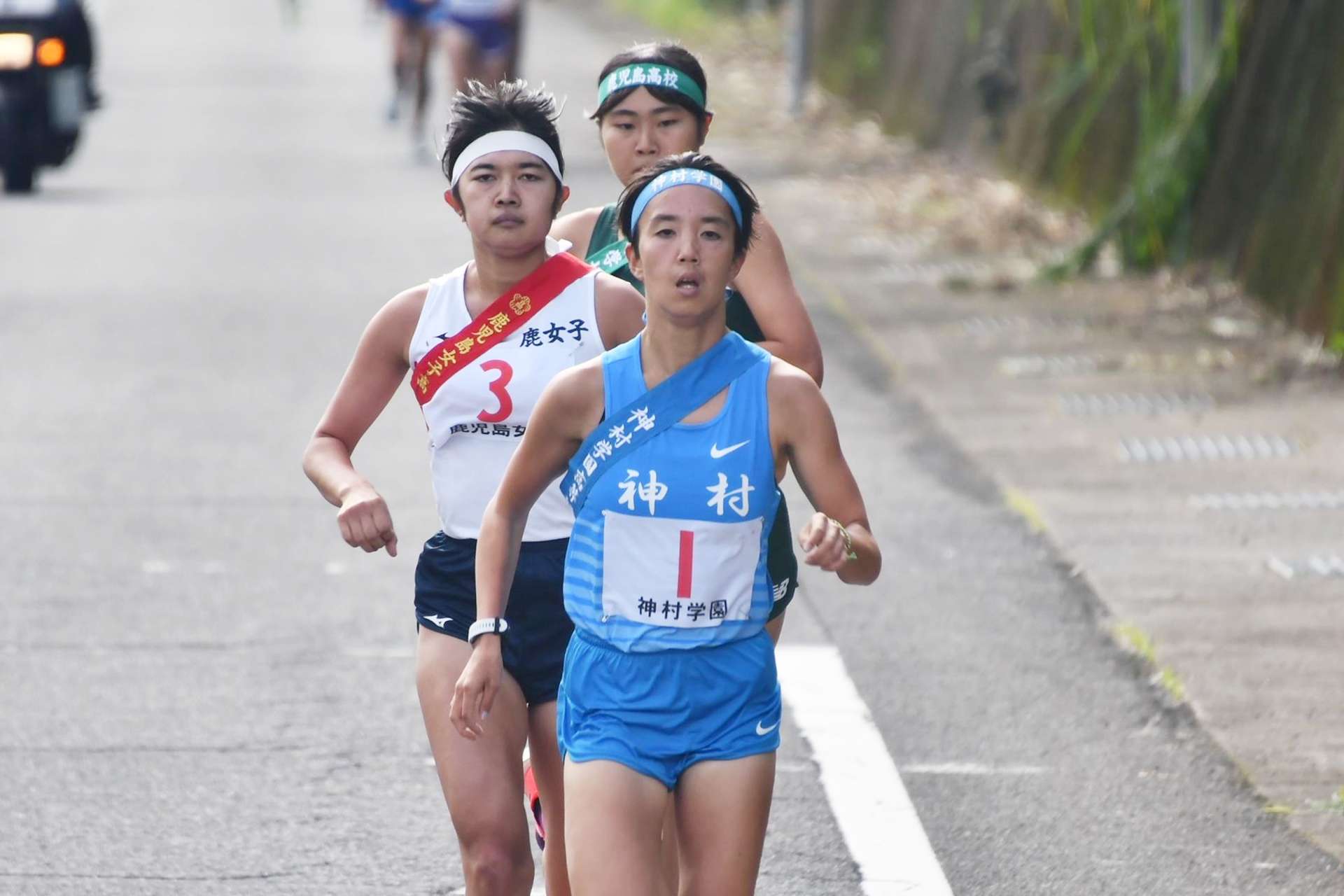 １区で先頭争いをする選手たち＝指宿市