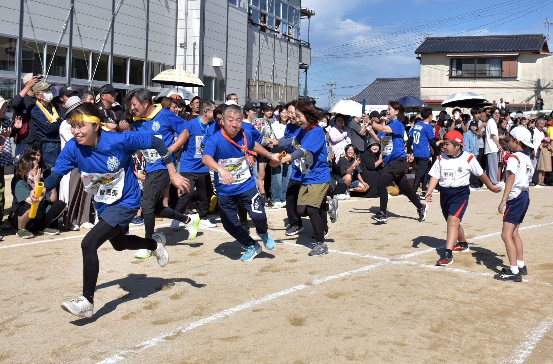 １０歳の４年生と全力で勝負する５０歳組＝阿久根市の阿久根小学校
