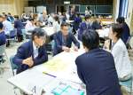 共同体設立の導入セミナーで意見交換する経営者ら＝日置市中央公民館