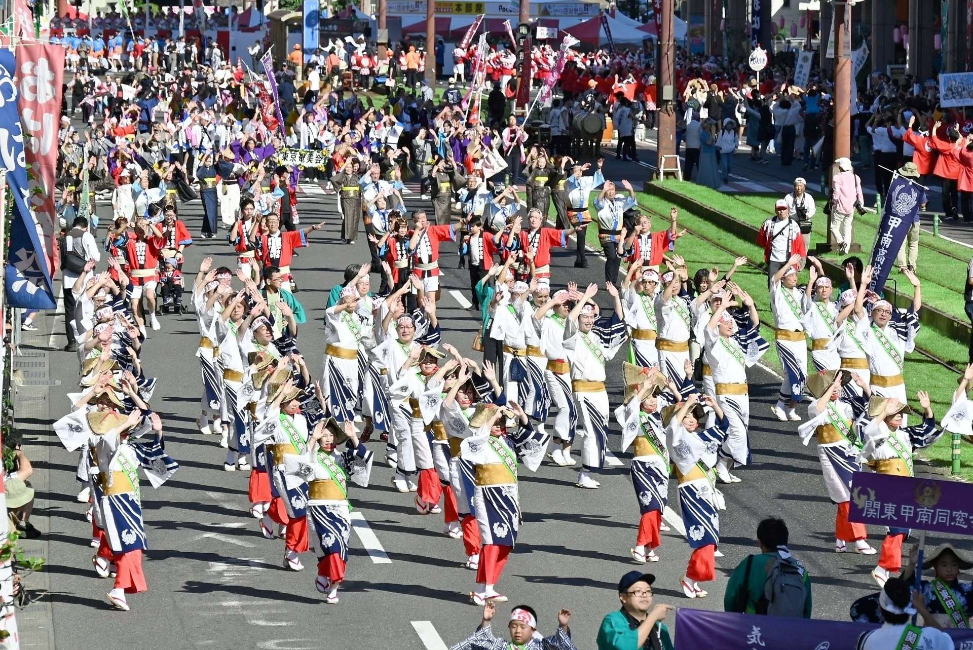 〈資料写真〉色とりどりの衣装で繁華街を練り歩く踊り連＝２０２４年１１月３日、鹿児島市東千石町