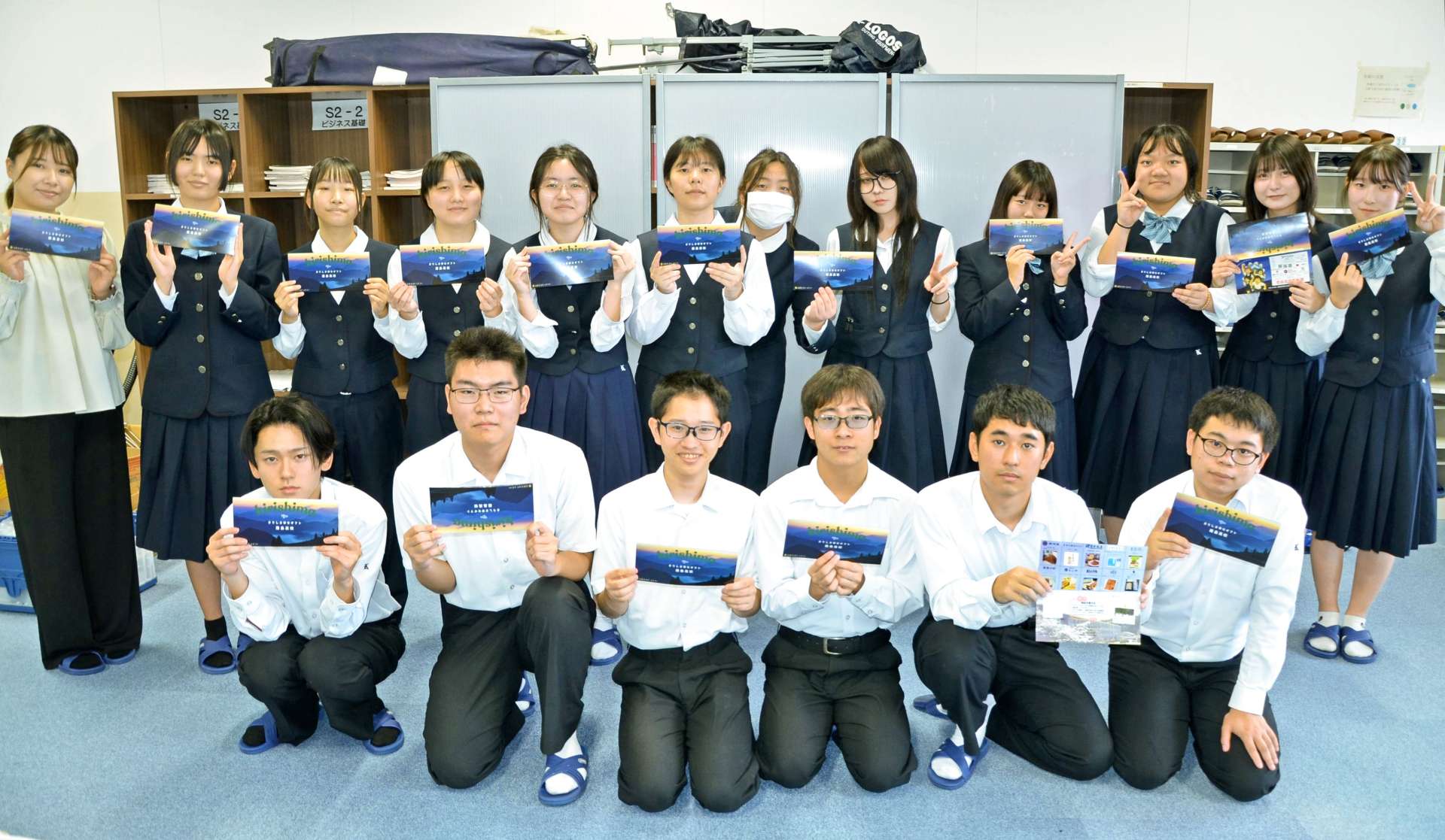 えりすぐりの地域の特産品を取りそろえたカタログギフトを販売する生徒たち＝霧島市牧園町宿窪田の霧島高校