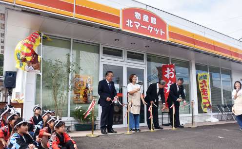 テープカットして開店を祝う住民ら＝曽於市大隅