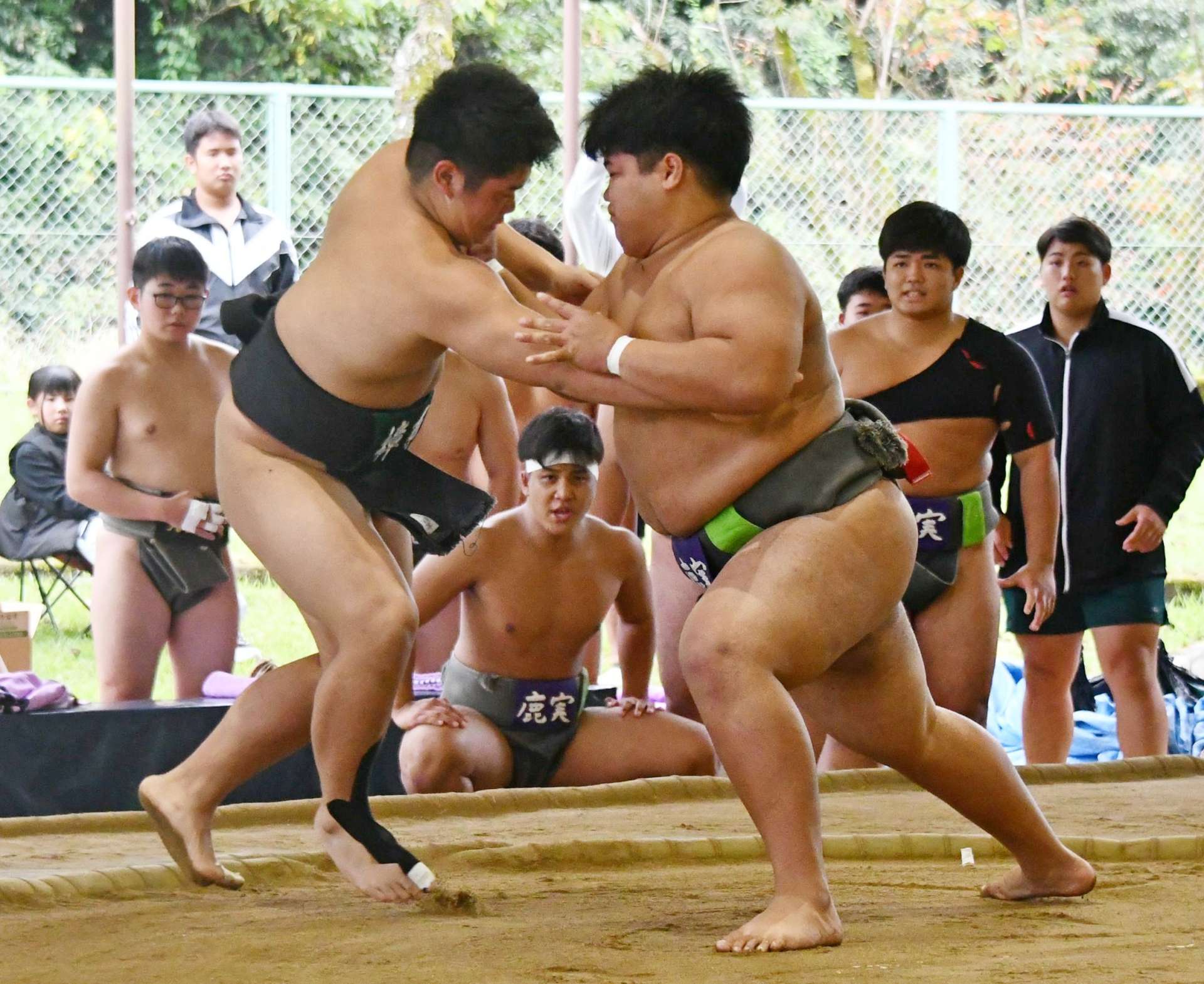 団体の樟南戦、鹿実の次鋒・有川（右）が突き出しで勝つ＝かごしま健康の森公園