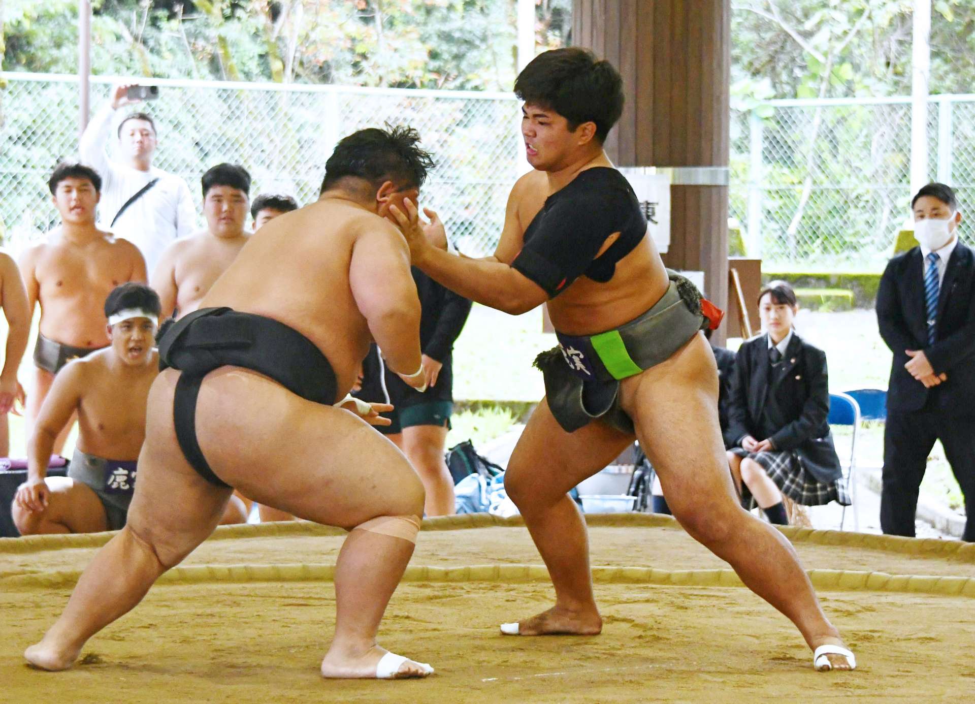 団体決勝、鹿実の大将龍山（右）が押し出しで勝つ＝かごしま健康の森公園