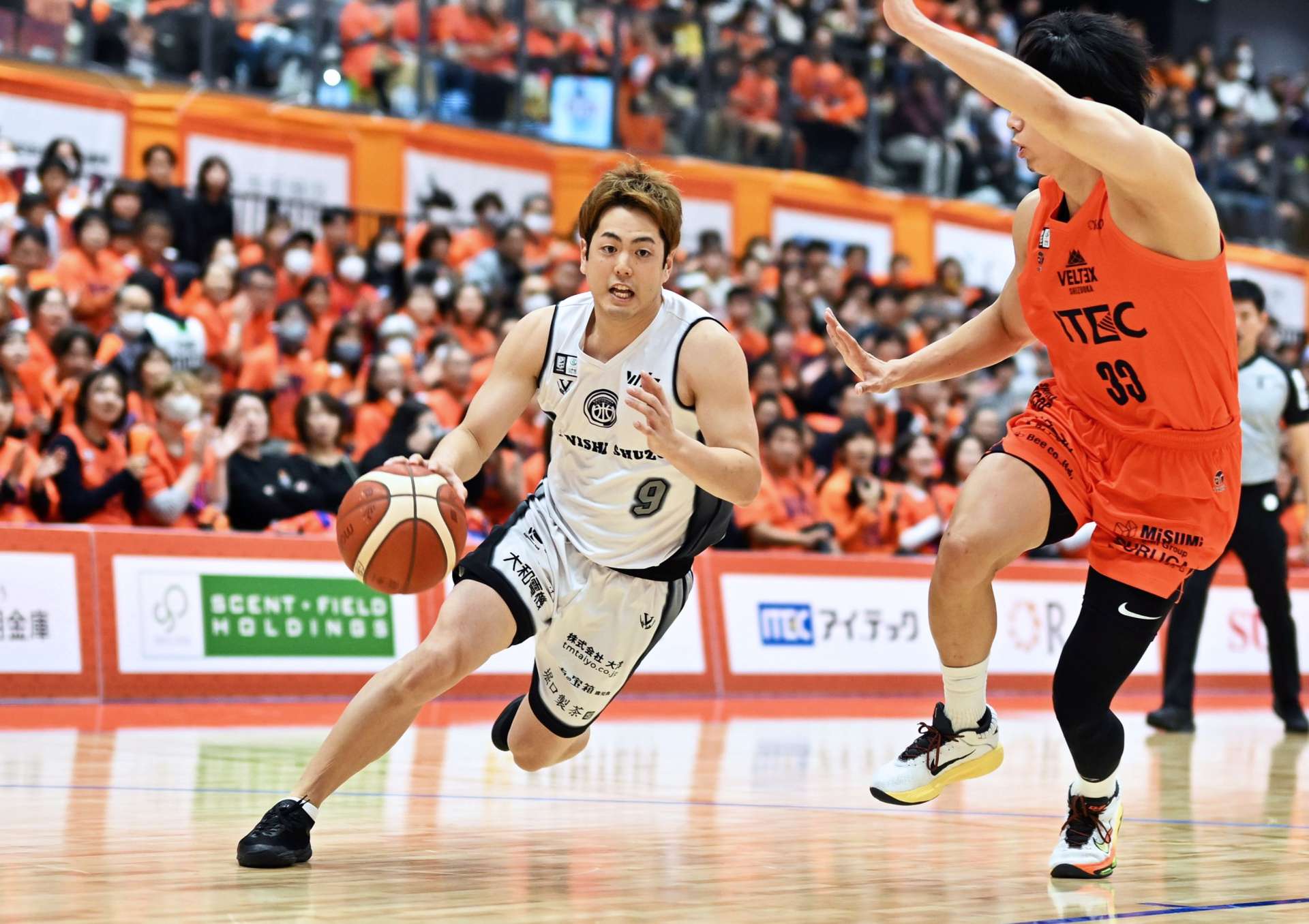 第３クオーター、ドリブルで切り込むレブナイズの藤本＝香陵アリーナ