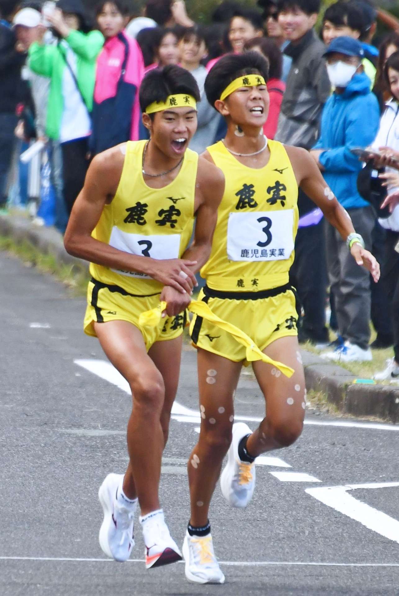 第４中継所、鹿実・坂元が新保にたすきリレー＝指宿市