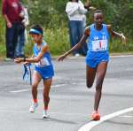 第３中継所、神村・マーシー（右）が武田にたすきリレー＝指宿市