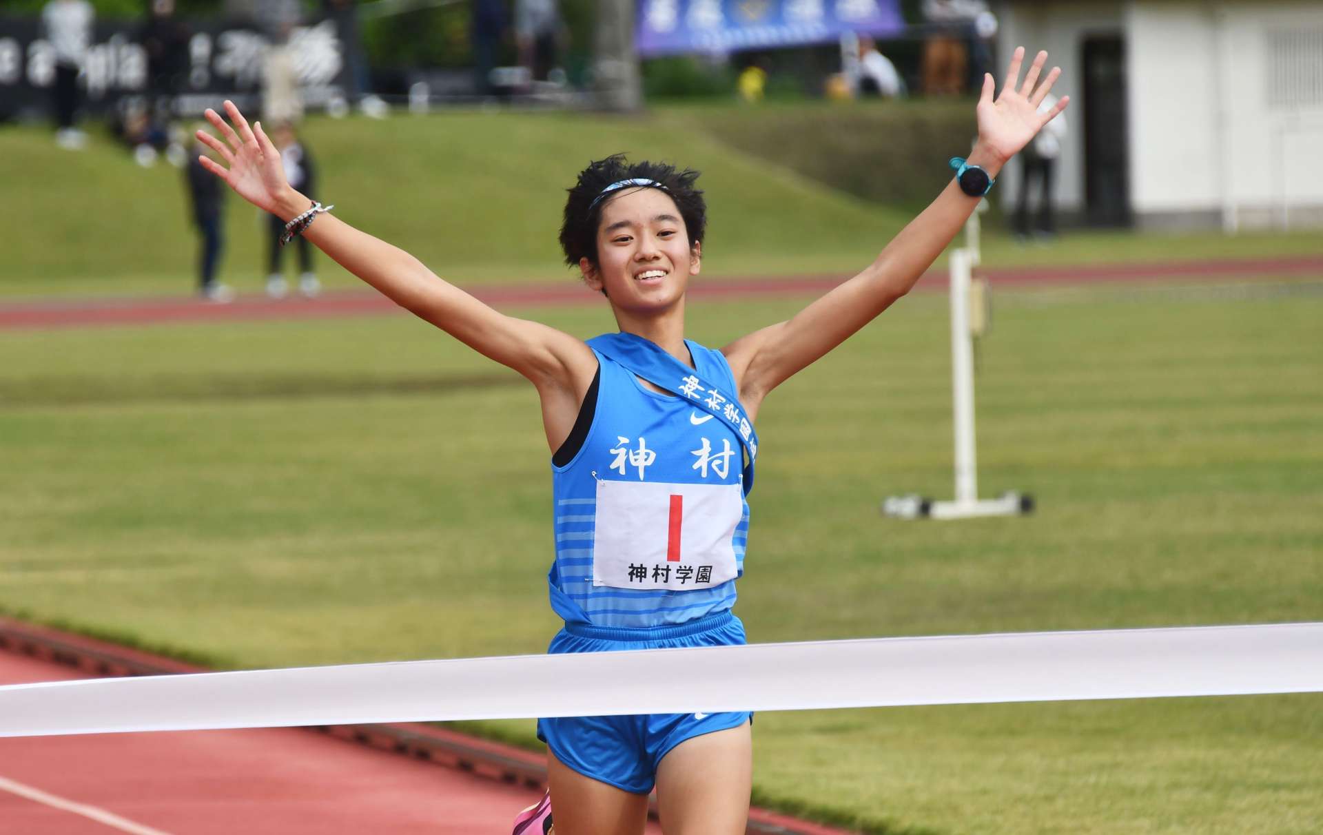 先頭でゴールする神村アンカー野口＝指宿市